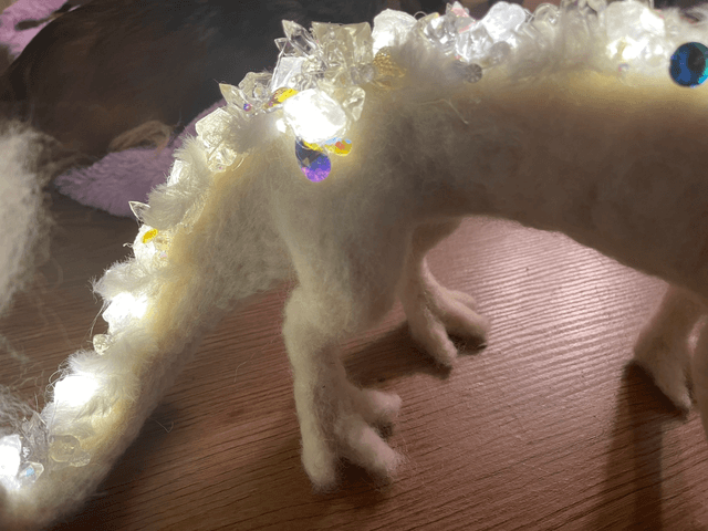 Kristaldraak wit met lichtjes