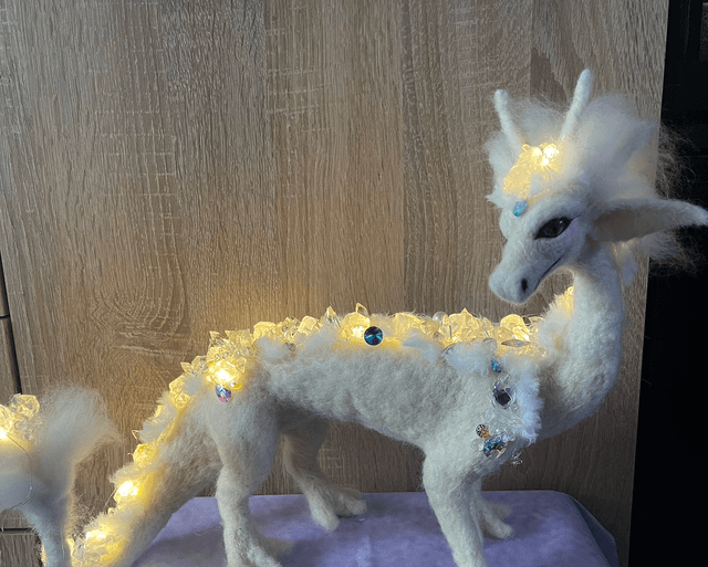 Kristaldraak wit met lichtjes