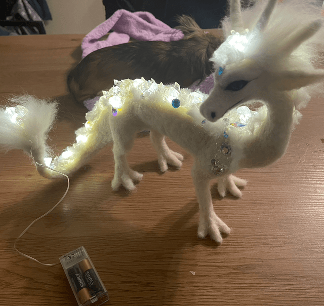 Kristaldraak wit met lichtjes