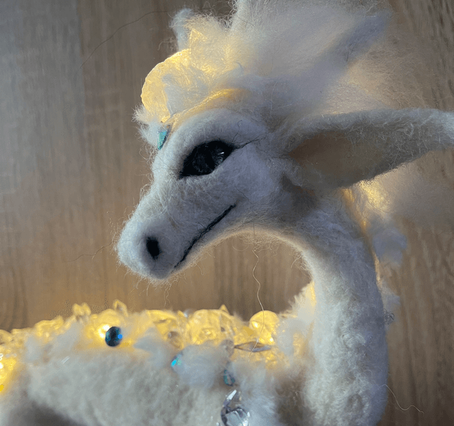 Kristaldraak wit met lichtjes